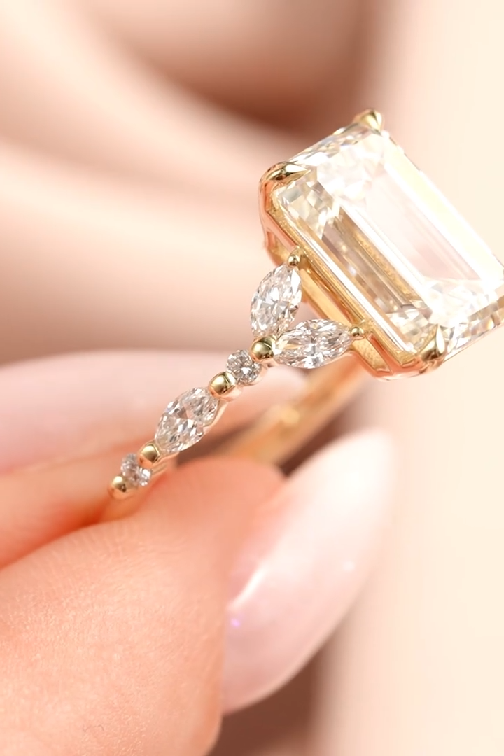 The Willow Emerald Ring